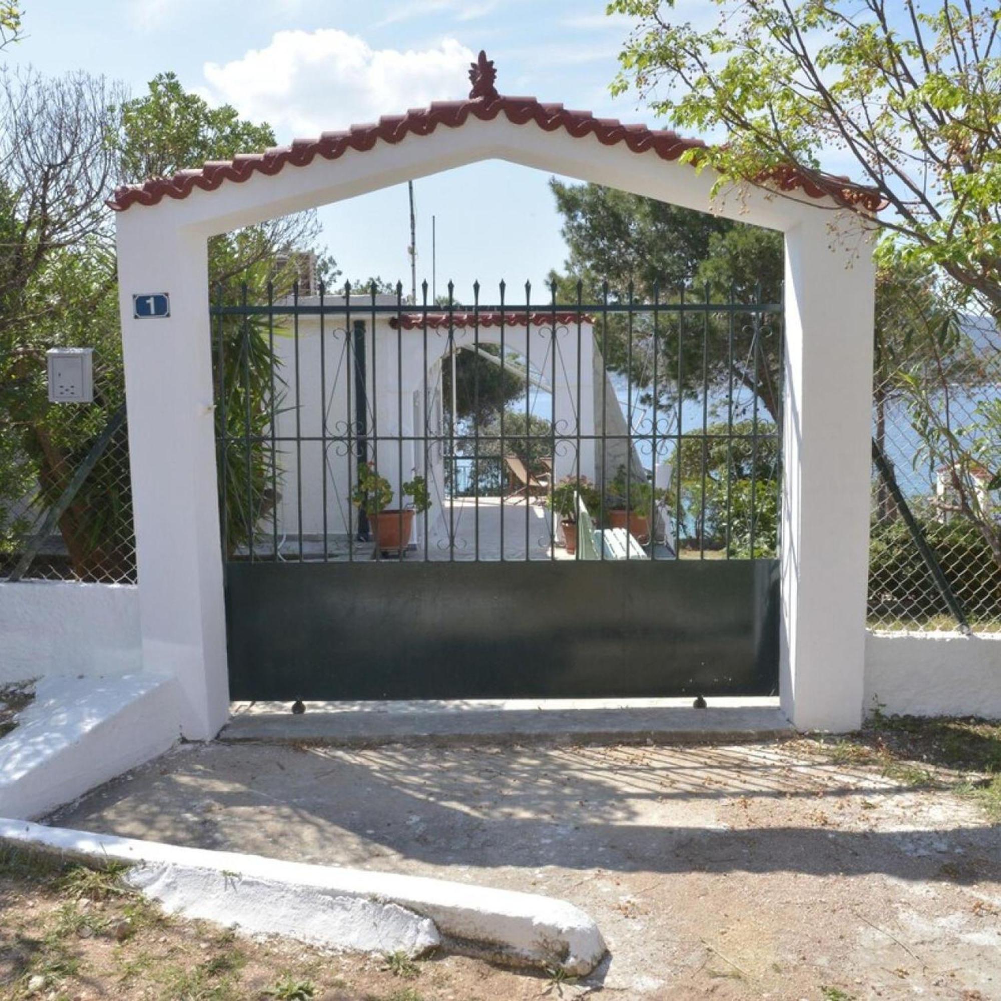 Salamis Beachfront House Buitenkant foto